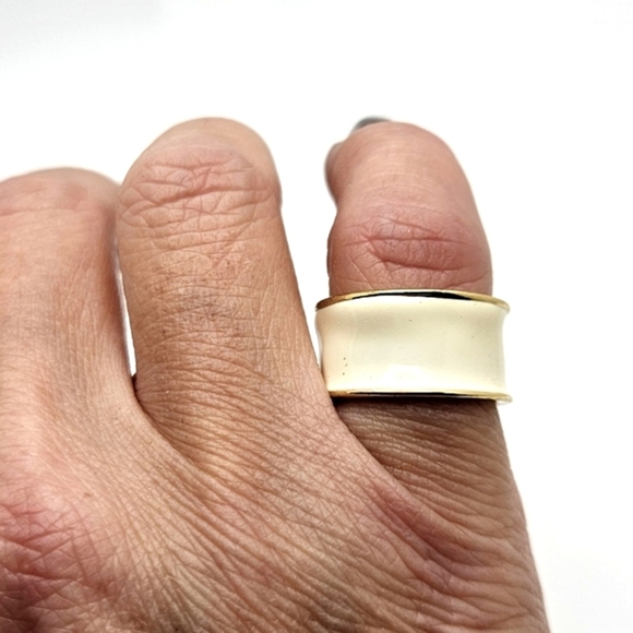🆓️ FREE ADD ON TO BUNDLE Yellow Gold Cream Enamel Wide Ring Size 4.5 - Picture 2 of 5